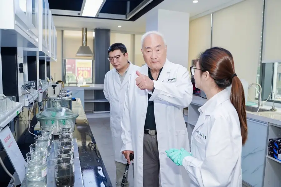 1718180961141031197.jpg both parties engaged in technical guidance exchanges in the laboratory