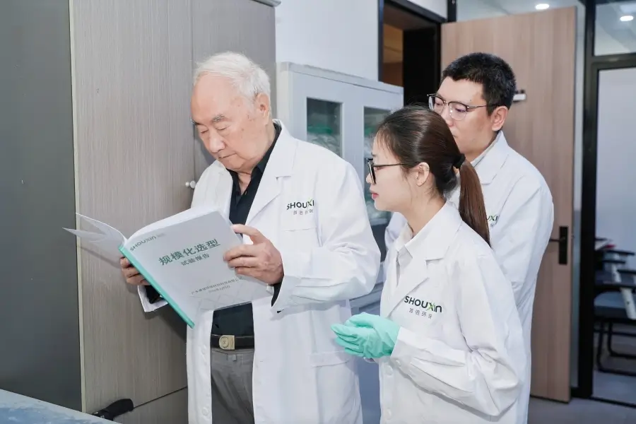 the technical team of Shouxin introduced to Academician Shen the principles of stability experiment and 'scale model selection' experiment