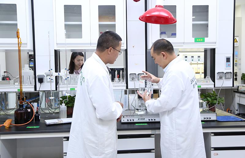 During the investigation and exchange, Professor Ma's team highly recognized Shouxin Environmental Protection's strength in polyacrylamide research and development, control of quality supervision processes, and the model of dedicated line production.