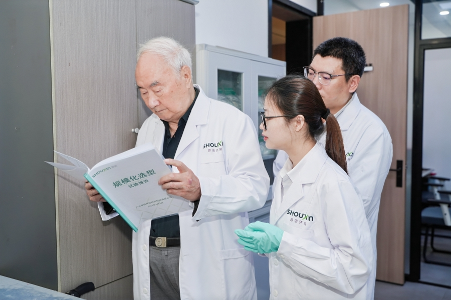 the technical team of Shouxin introduced to Academician Shen the principles of stability experiment and 'scale model selection' experiment the technical team of Shouxin introduced to Academician Shen the principles of stability experiment and 'scale model selection' experiment