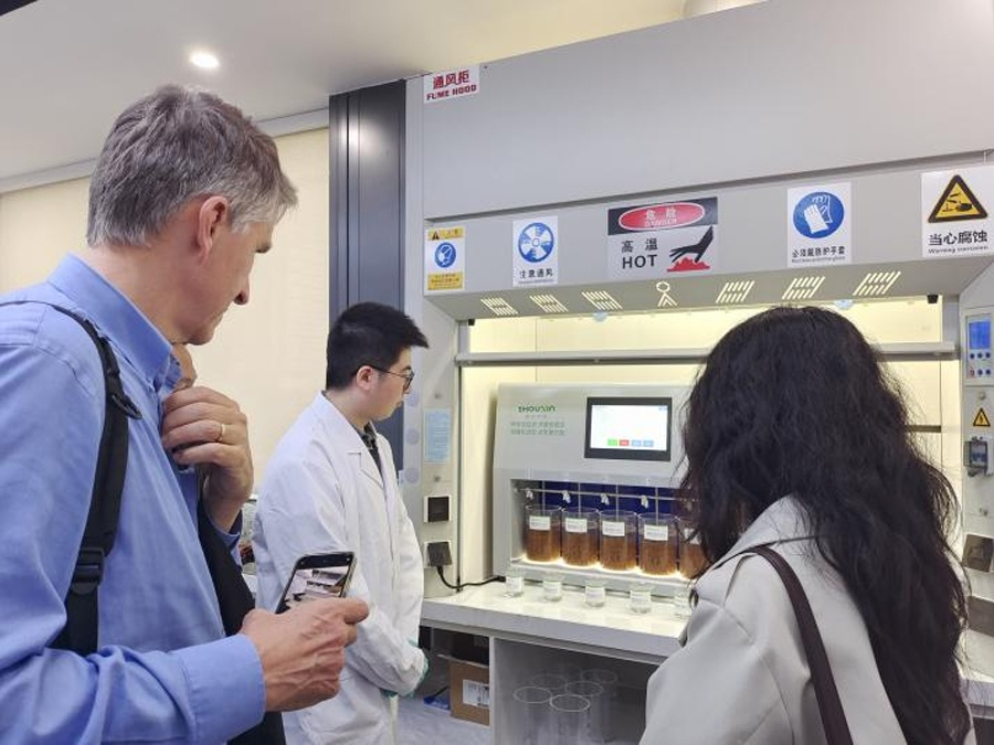 During this visit, President Keith Bradsher visited Shouxin Environmental Protection's CNAS certification laboratory