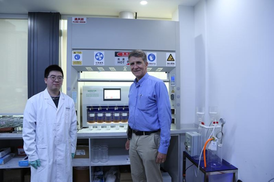 During this visit, President Keith Bradsher visited Shouxin Environmental Protection's CNAS certification laboratory